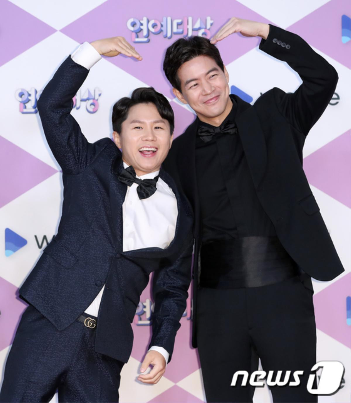 Thảm đỏ 'SBS Entertainment Awards 2019': Song Ji Hyo đẹp áp đảo Jeon So Min, Lee Seung Gi - Sungjae (BTOB) đáng yêu Ảnh 21