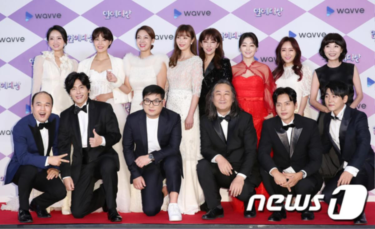 Thảm đỏ 'SBS Entertainment Awards 2019': Song Ji Hyo đẹp áp đảo Jeon So Min, Lee Seung Gi - Sungjae (BTOB) đáng yêu Ảnh 38