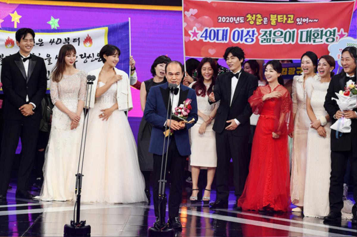 'SBS Entertainment Awards 2019': Yoo Jae Suk thắng Daesang, nghẹn ngào nói về Goo Hara và Sulli trong bài phát biểu Ảnh 17