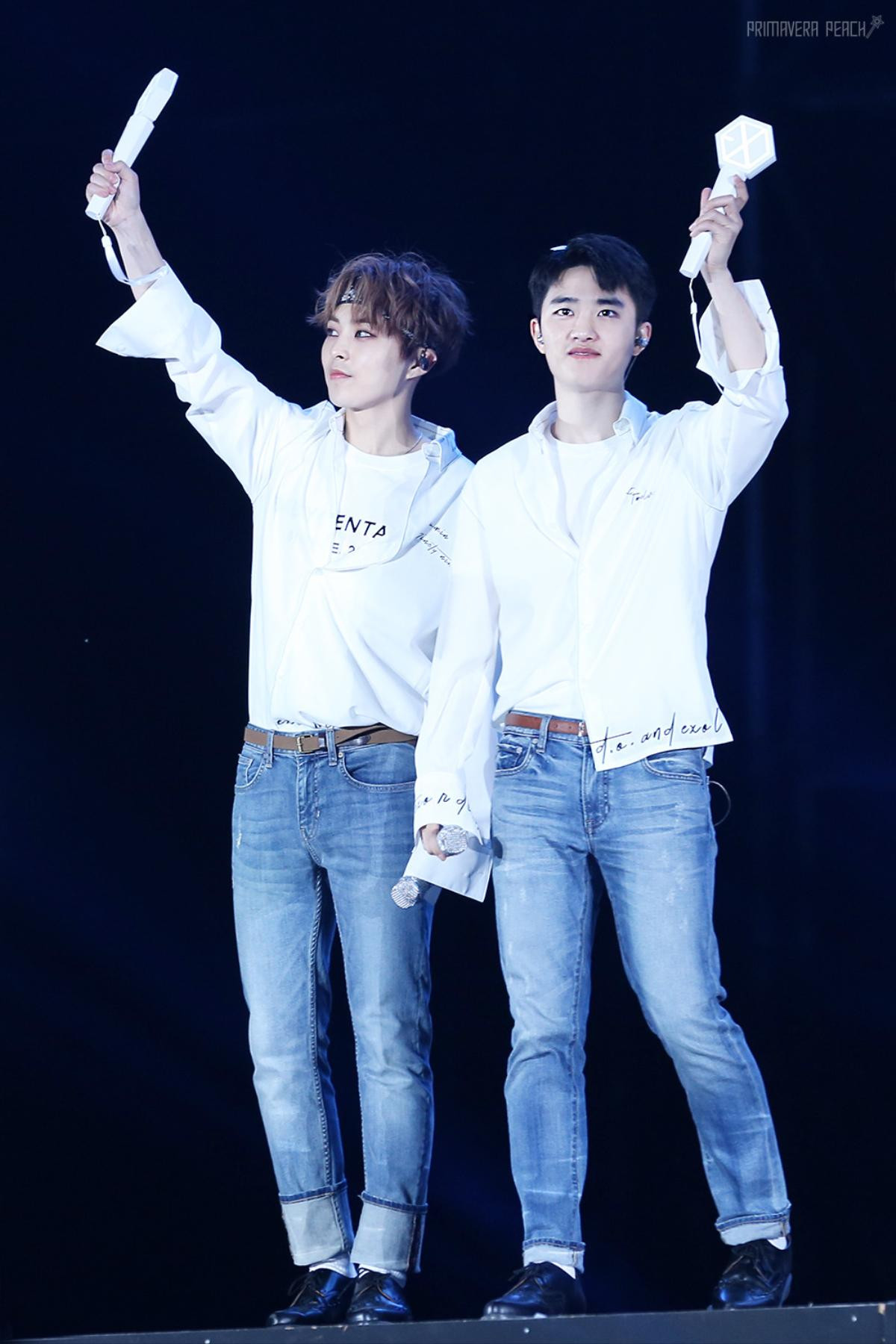 Fan 'rần rần' khi Xiumin và D.O. bất ngờ xuất hiện tại concert encore của EXO tại Hàn Ảnh 1