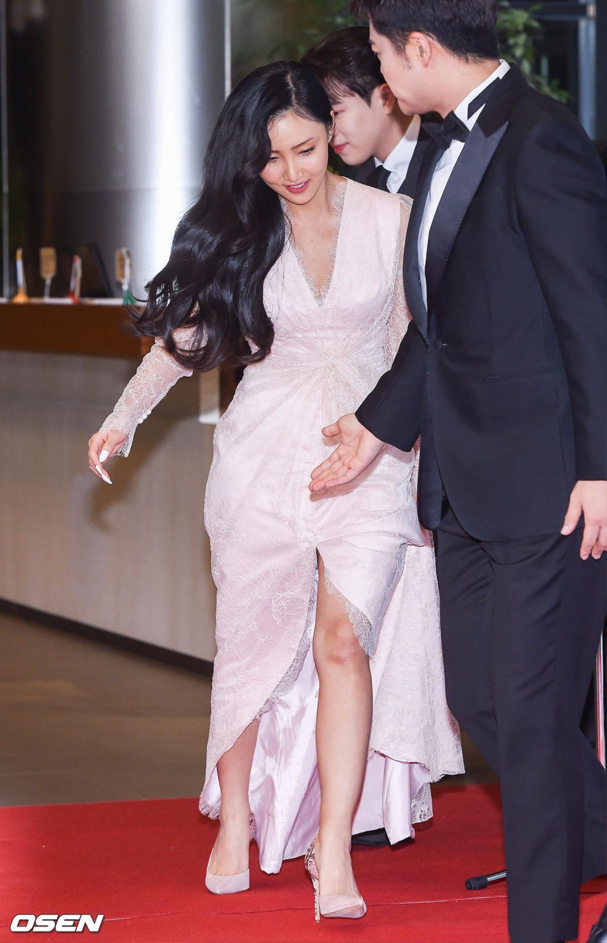 Thảm đỏ 'MBC Entertainment Awards 2019': Hwasa (Mamamoo) kiều diễm, dàn sao 'Hotel Del Luna' hội tụ Ảnh 15