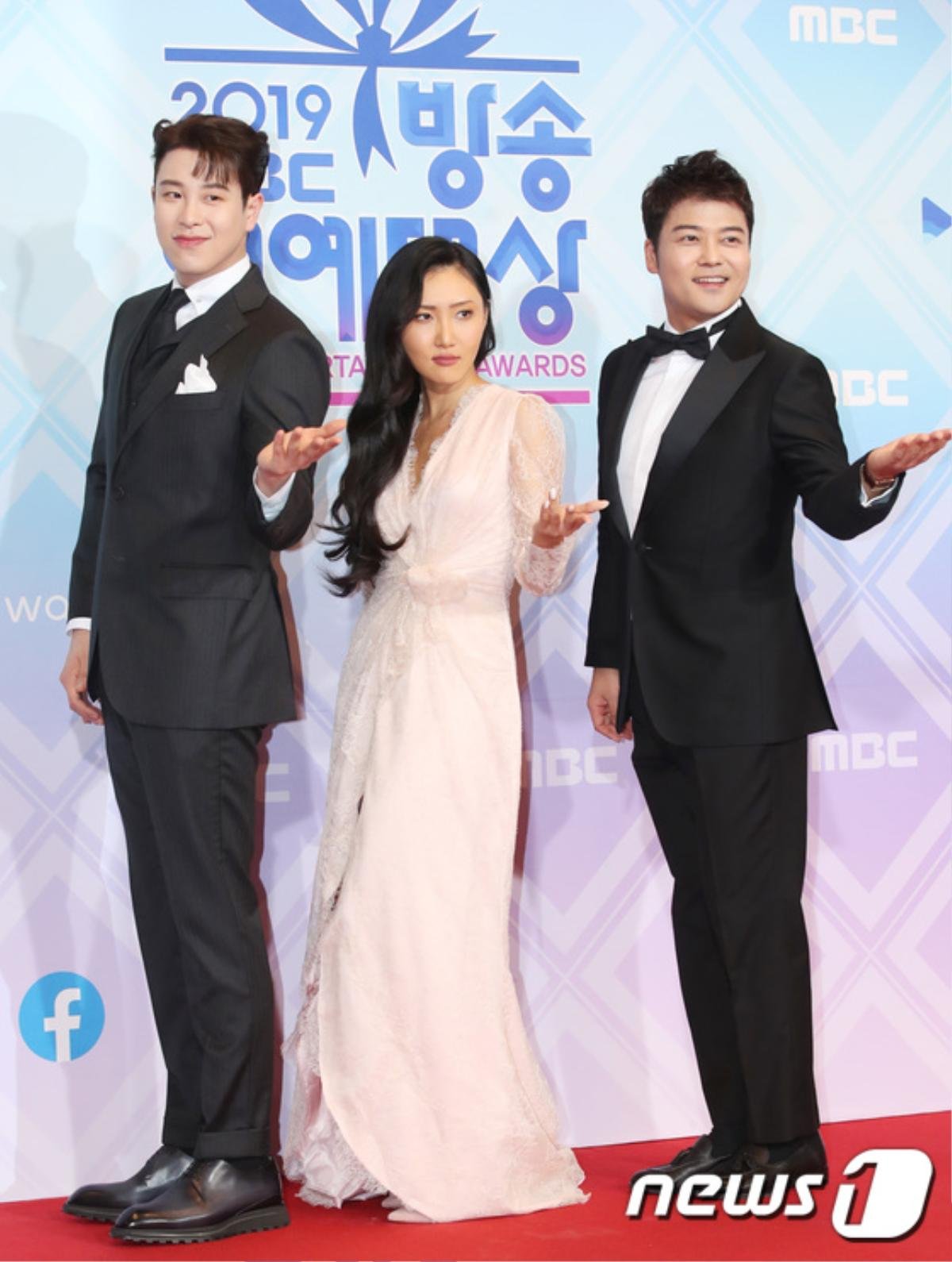 Thảm đỏ 'MBC Entertainment Awards 2019': Hwasa (Mamamoo) kiều diễm, dàn sao 'Hotel Del Luna' hội tụ Ảnh 14