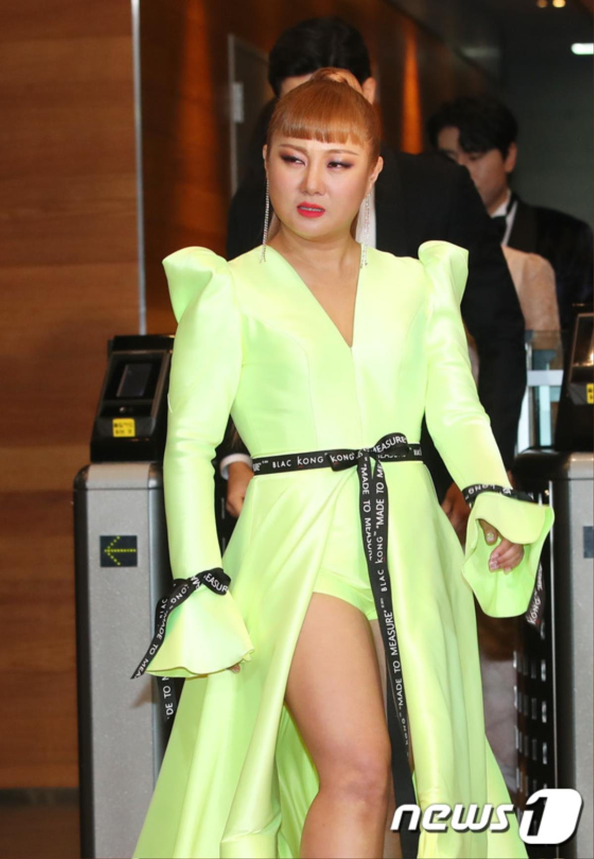 Thảm đỏ 'MBC Entertainment Awards 2019': Hwasa (Mamamoo) kiều diễm, dàn sao 'Hotel Del Luna' hội tụ Ảnh 8