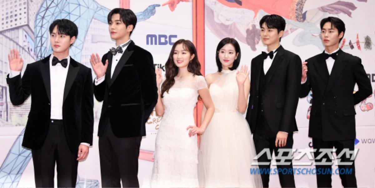 Thảm đỏ 'MBC Drama Awards 2019': Han Ji Hye khoe lưng trần nóng bỏng, Rowoon (SF9) sánh đôi Kim Hye Yoon Ảnh 7