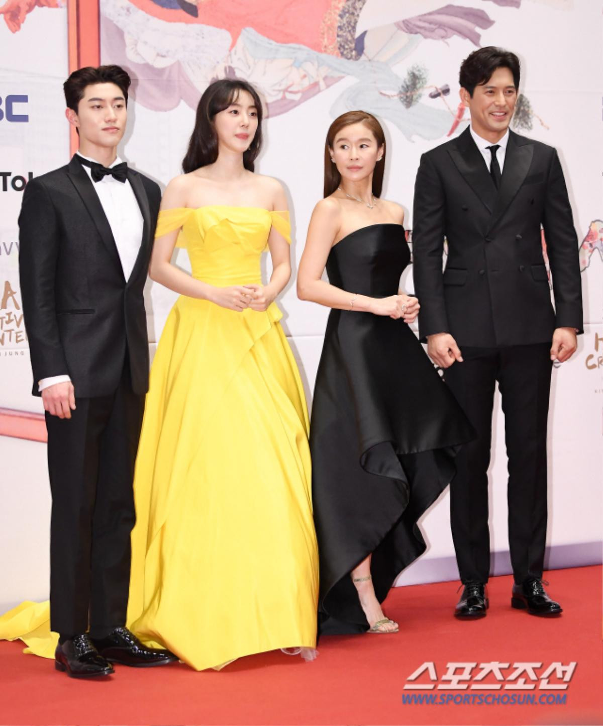 Thảm đỏ 'MBC Drama Awards 2019': Han Ji Hye khoe lưng trần nóng bỏng, Rowoon (SF9) sánh đôi Kim Hye Yoon Ảnh 30