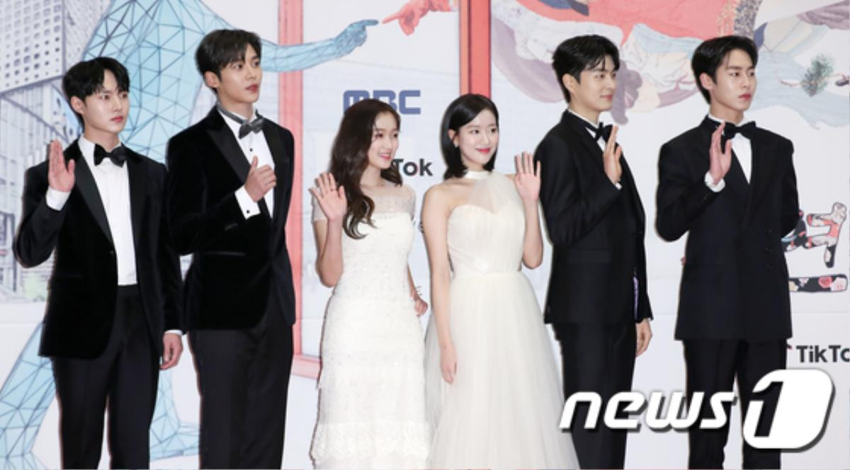 Thảm đỏ 'MBC Drama Awards 2019': Han Ji Hye khoe lưng trần nóng bỏng, Rowoon (SF9) sánh đôi Kim Hye Yoon Ảnh 6