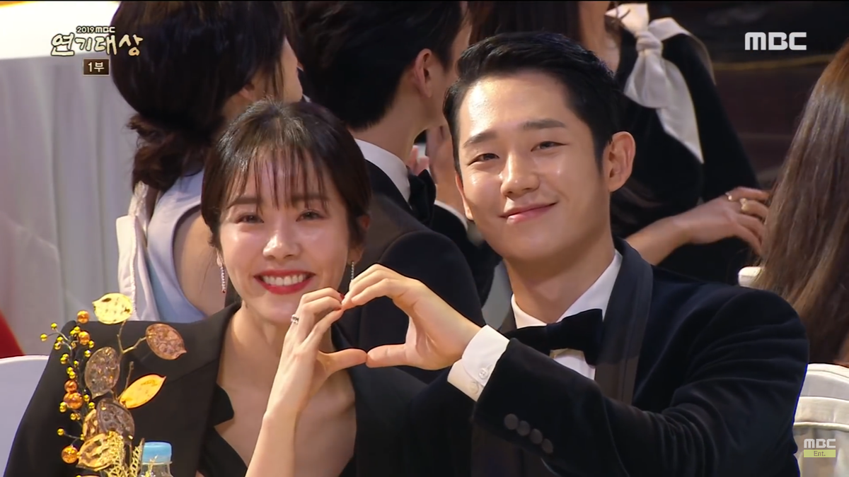 Khoảnh khắc Han Ji Min - Jung Hae In tình tứ giúp rating 'MBC Drama Awards 2019' tăng mạnh Ảnh 4