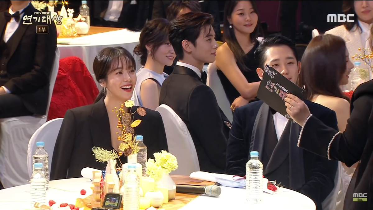 Khoảnh khắc Han Ji Min - Jung Hae In tình tứ giúp rating 'MBC Drama Awards 2019' tăng mạnh Ảnh 2