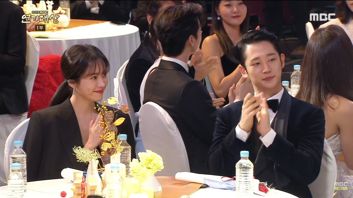 Khoảnh khắc Han Ji Min - Jung Hae In tình tứ giúp rating 'MBC Drama Awards 2019' tăng mạnh Ảnh 6