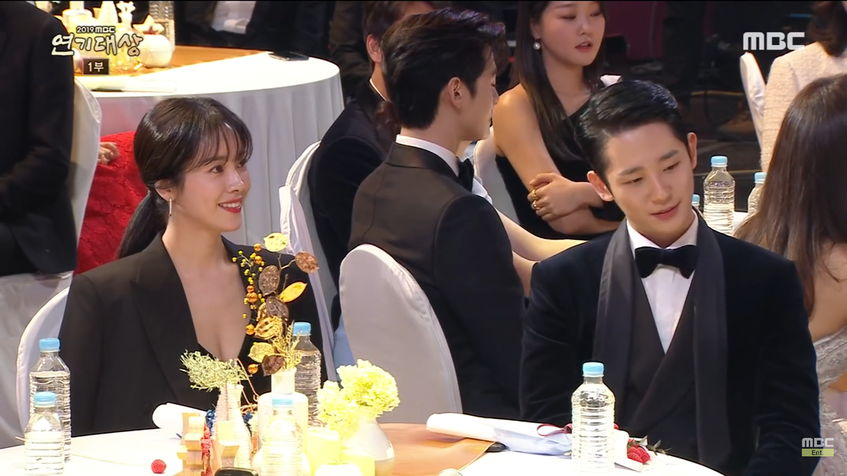 Khoảnh khắc Han Ji Min - Jung Hae In tình tứ giúp rating 'MBC Drama Awards 2019' tăng mạnh Ảnh 1