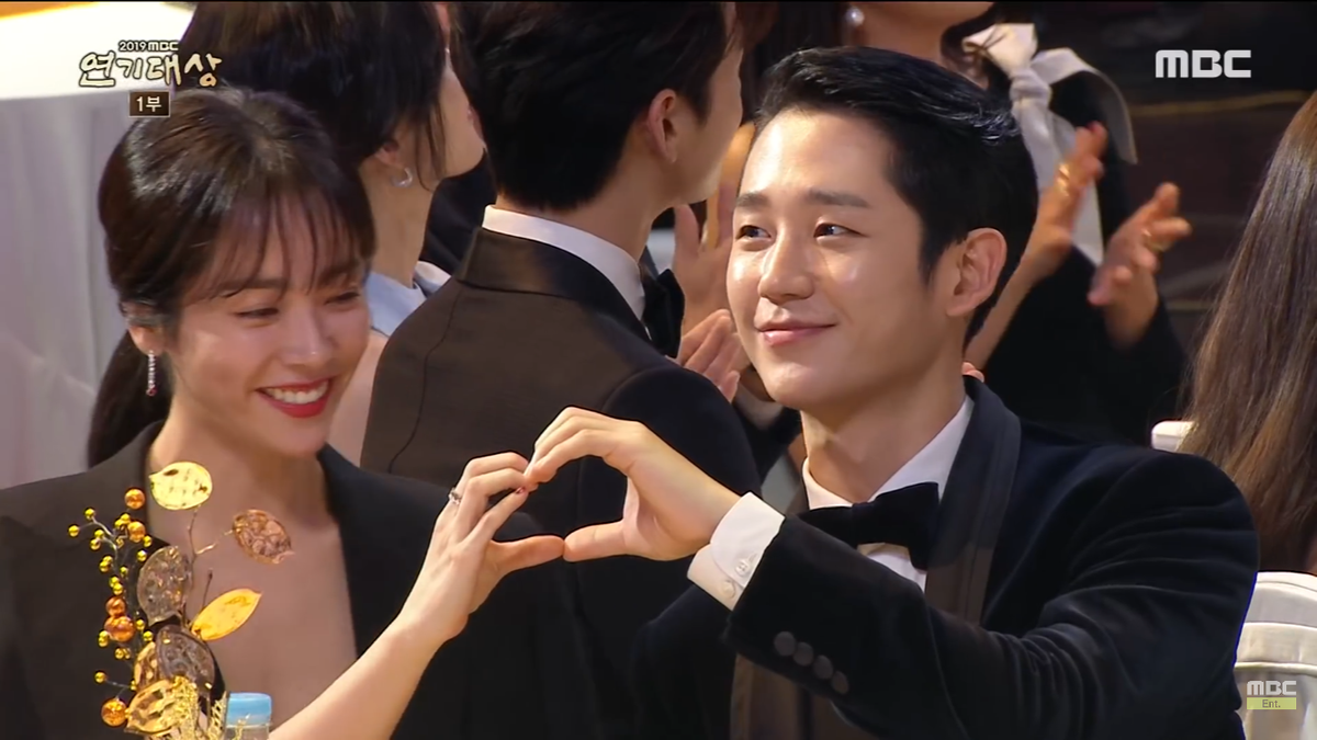 Khoảnh khắc Han Ji Min - Jung Hae In tình tứ giúp rating 'MBC Drama Awards 2019' tăng mạnh Ảnh 5