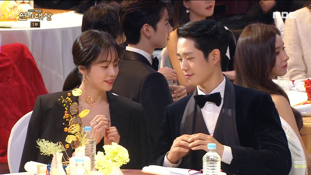 Khoảnh khắc Han Ji Min - Jung Hae In tình tứ giúp rating 'MBC Drama Awards 2019' tăng mạnh Ảnh 3