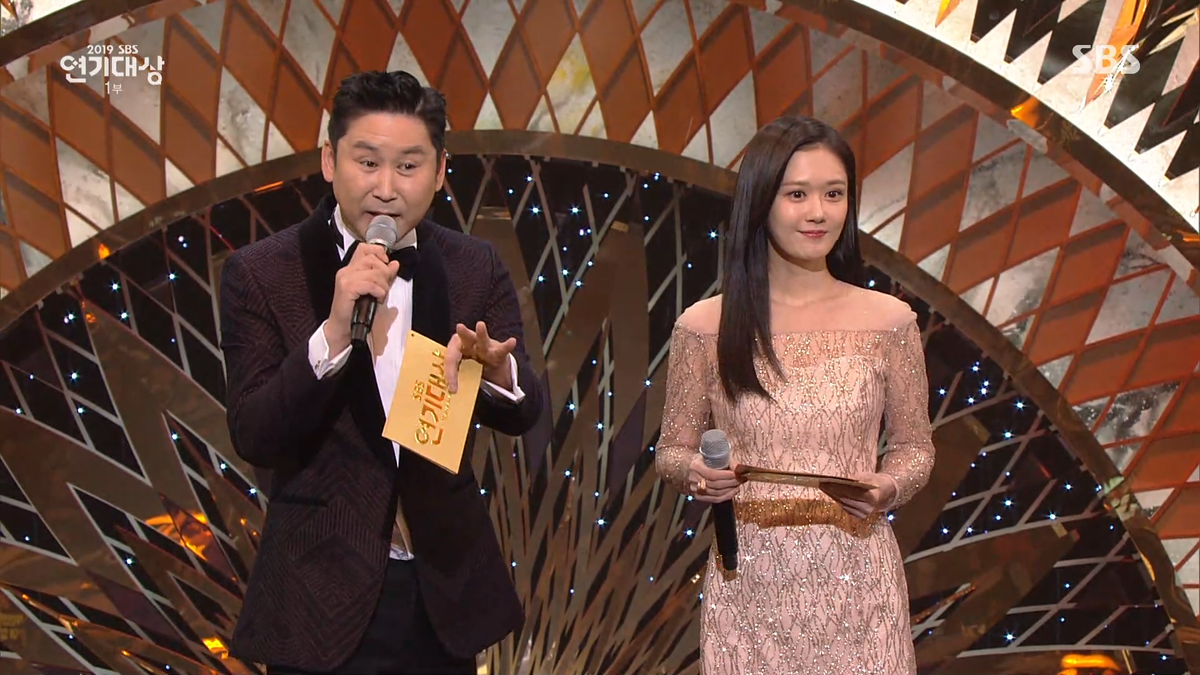 Jang Nara - Kim Nam Gil chạm mặt tại 'SBS Drama Awards 2019' sau tin đồn kết hôn: Đẹp đôi đến lạ! Ảnh 4