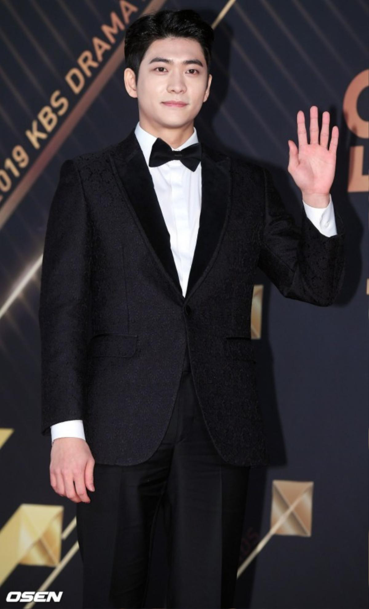 Thảm đỏ 'KBS Drama Awards 2019': Jang Dong Yoon, L (Infinite), Choi Si Won cực điển trai - 'Cười ra nước mắt' với loạt biểu cảm của Kang Ha Neul Ảnh 2