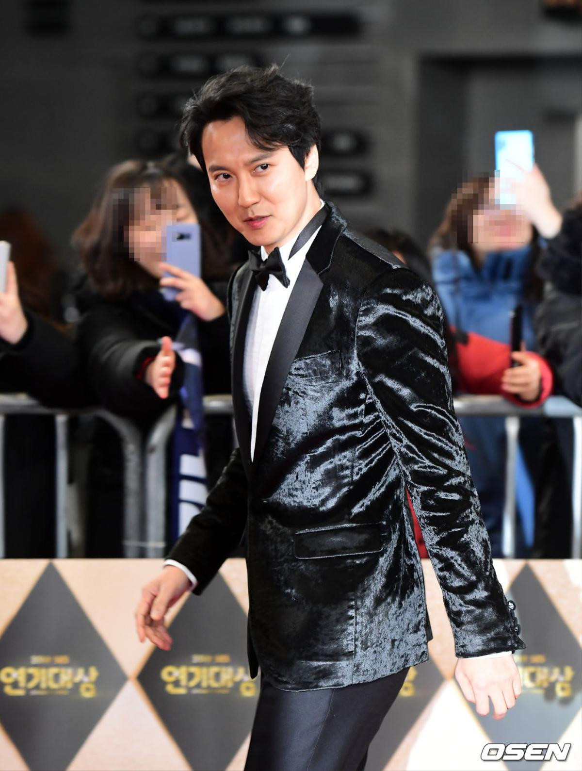 Kim Nam Gil xuất thần, đánh gục Lee Seung Gi - Jo Jung Suk trên thảm đỏ 'SBS Drama Awards 2019' Ảnh 3