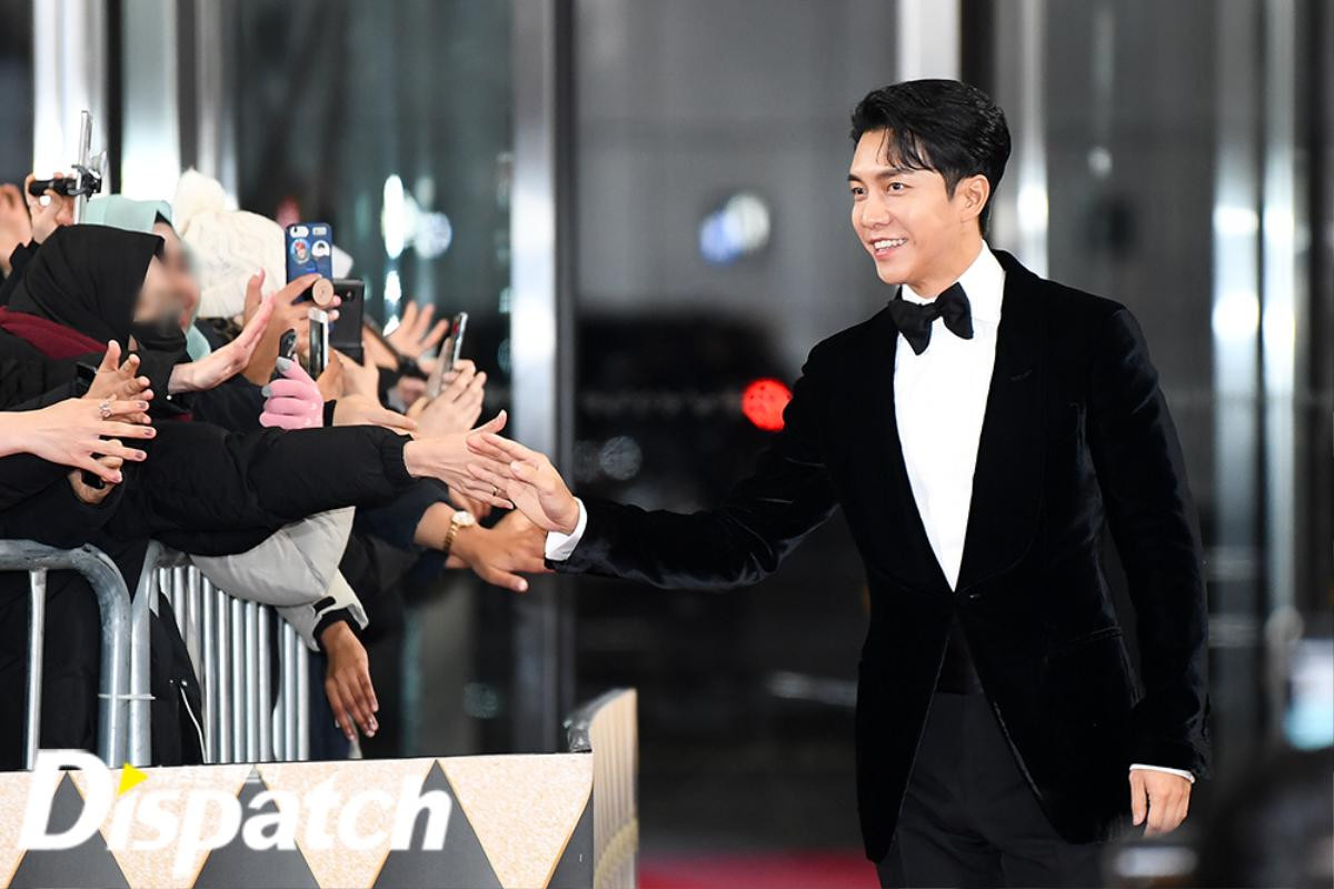 Kim Nam Gil xuất thần, đánh gục Lee Seung Gi - Jo Jung Suk trên thảm đỏ 'SBS Drama Awards 2019' Ảnh 4