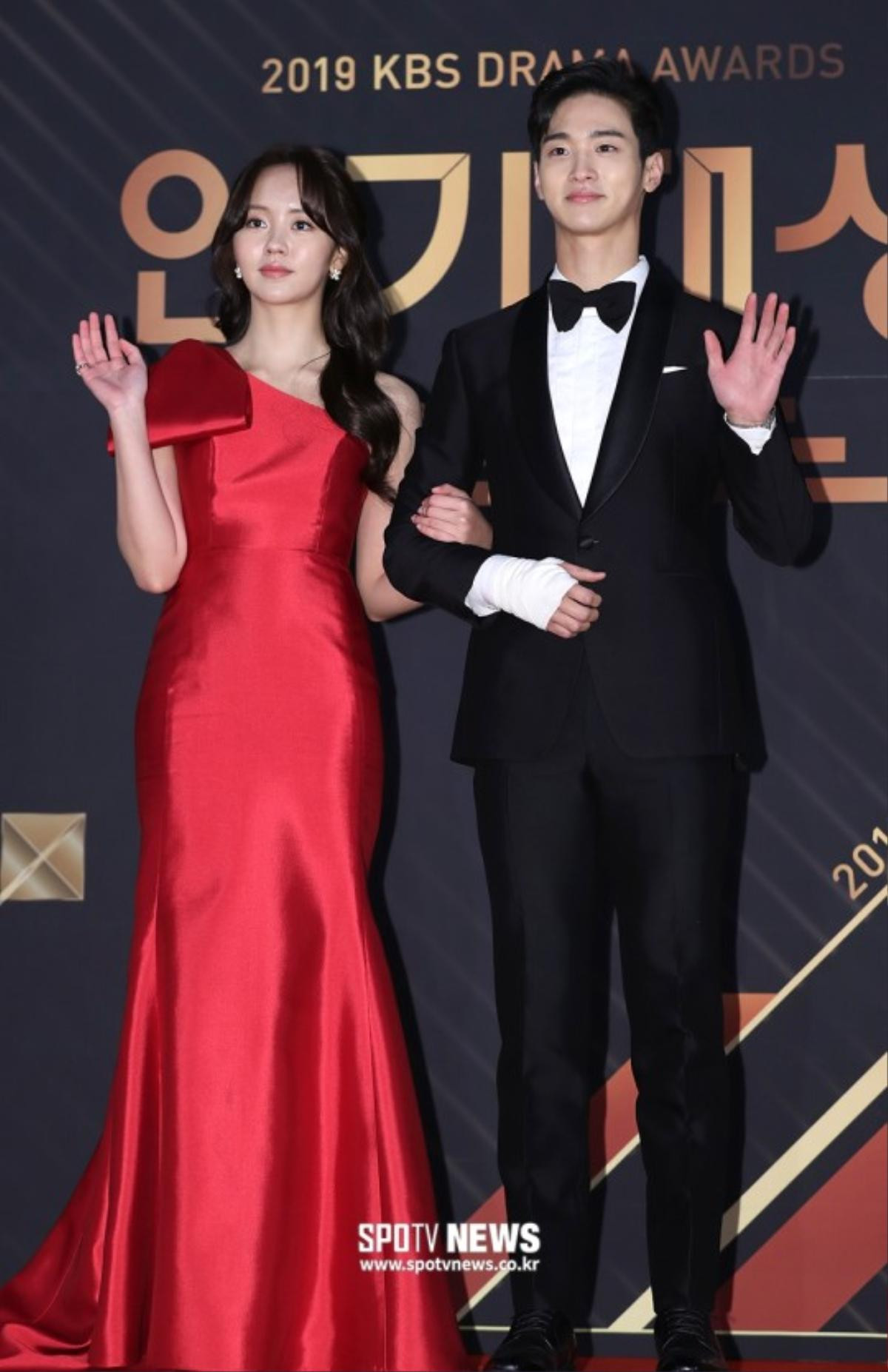 Thảm đỏ 'KBS Drama Awards 2019': Kim So Hyun đẹp đôi bên Jang Dong Joon, Nana tự tin khoe vai trần gợi cảm Ảnh 2