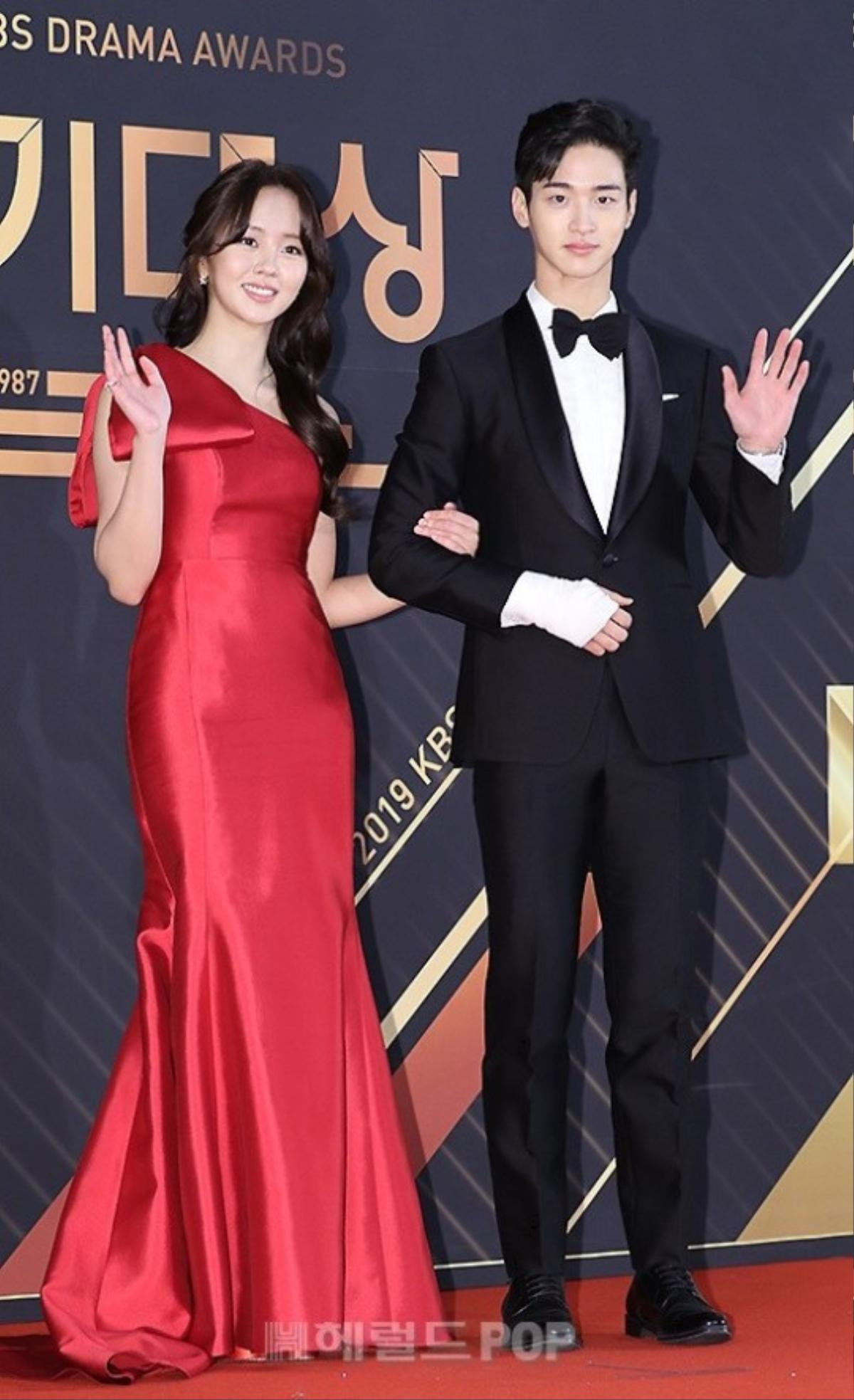 Thảm đỏ 'KBS Drama Awards 2019': Kim So Hyun đẹp đôi bên Jang Dong Joon, Nana tự tin khoe vai trần gợi cảm Ảnh 1