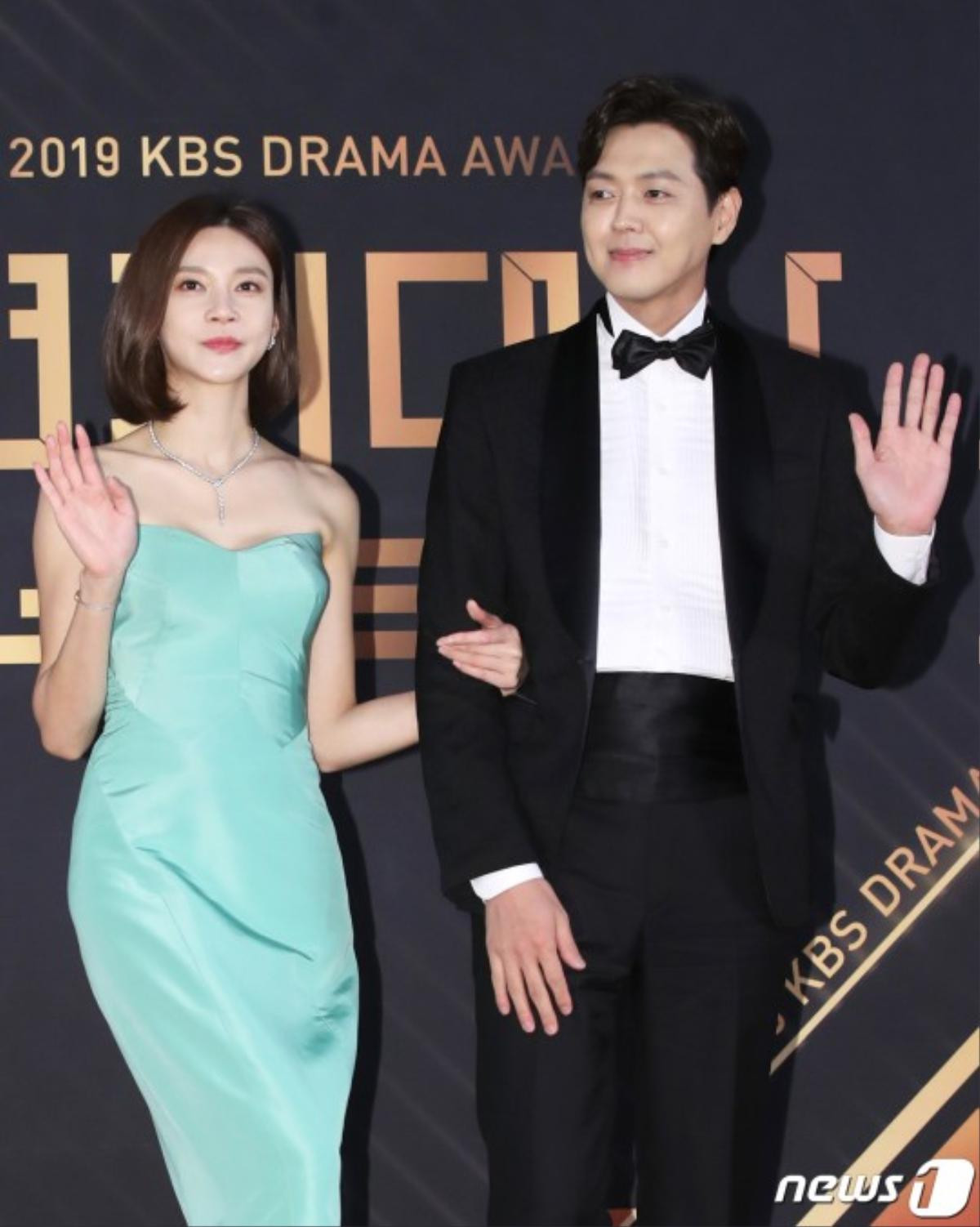 Thảm đỏ 'KBS Drama Awards 2019': Kim So Hyun đẹp đôi bên Jang Dong Joon, Nana tự tin khoe vai trần gợi cảm Ảnh 17