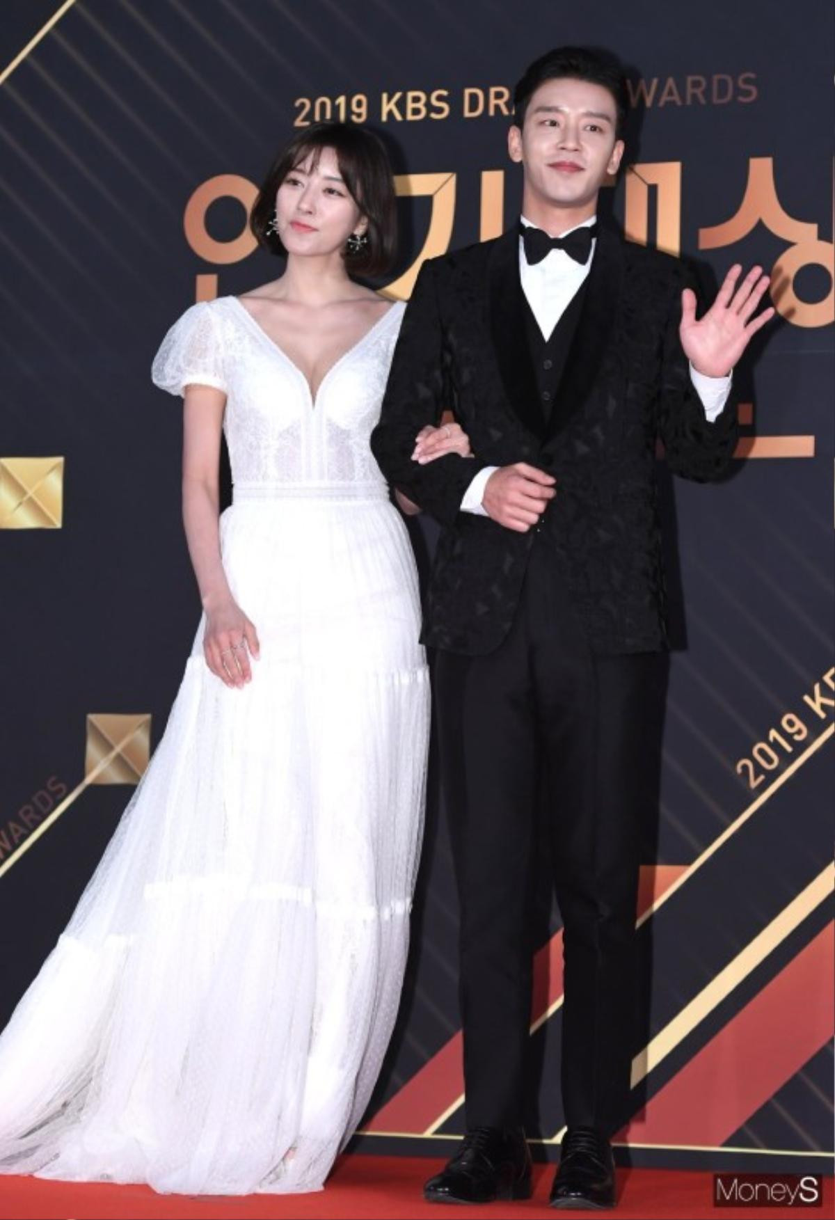 Thảm đỏ 'KBS Drama Awards 2019': Kim So Hyun đẹp đôi bên Jang Dong Joon, Nana tự tin khoe vai trần gợi cảm Ảnh 11