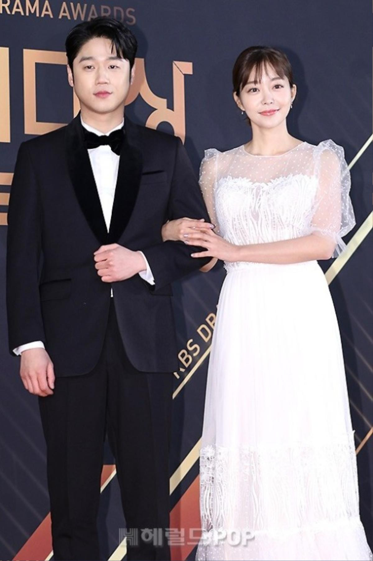 Thảm đỏ 'KBS Drama Awards 2019': Kim So Hyun đẹp đôi bên Jang Dong Joon, Nana tự tin khoe vai trần gợi cảm Ảnh 8