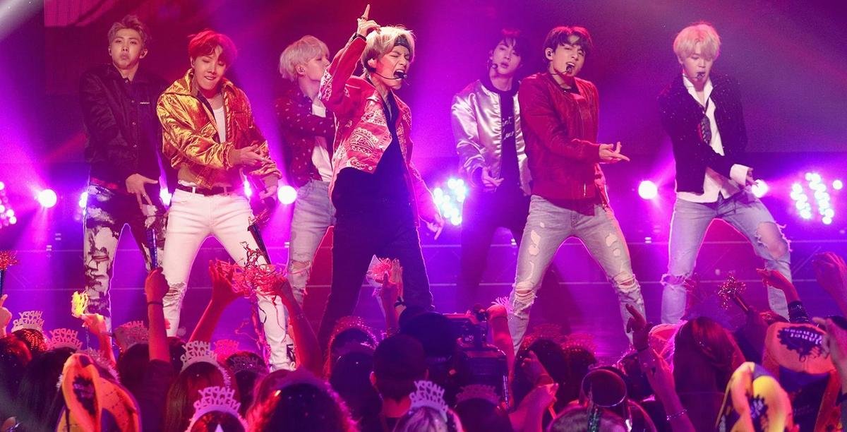 Dàn sao Kpop đón năm mới 2020: BTS trình diễn hoành tráng ở Mỹ, TWICE đổ bộ đài truyền hình lớn nhất Nhật Bản, BLACKPINK nghỉ tết vui vẻ bên gia đình Ảnh 1