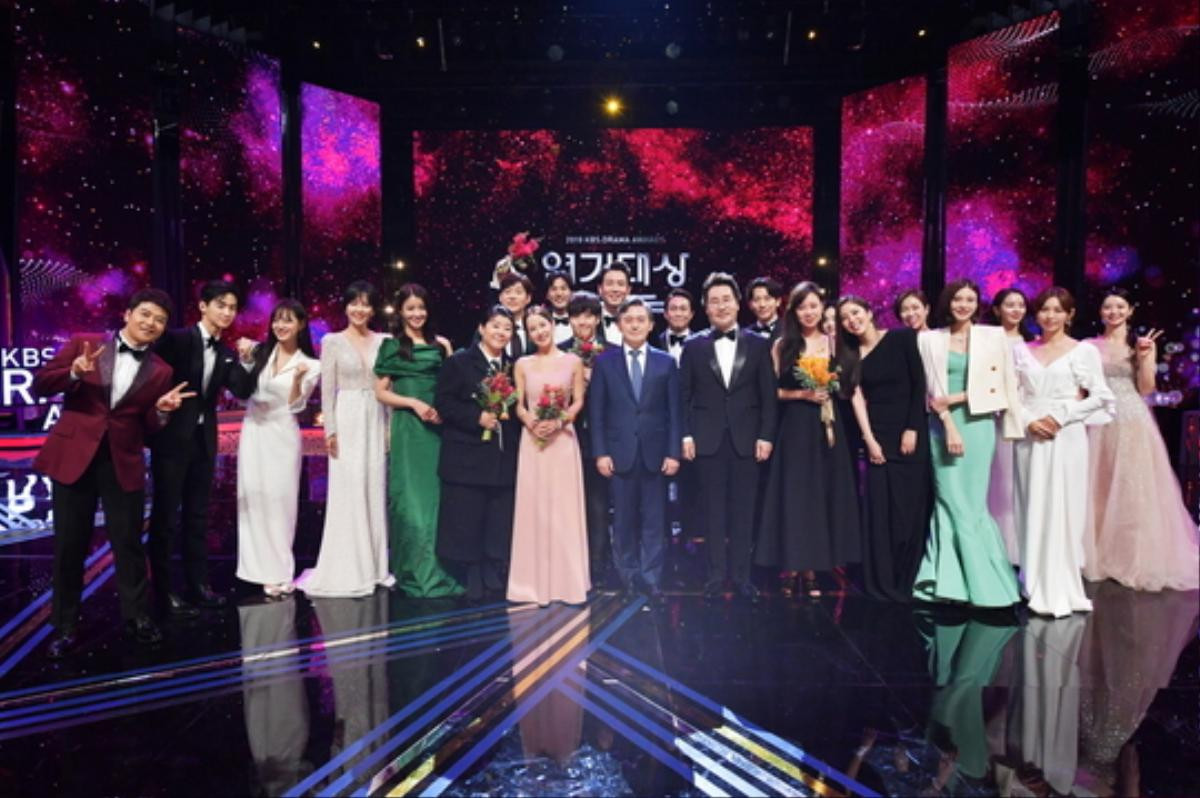 'KBS Drama Awards 2019': Gong Hyo Jin thắng Daesang sau 20 năm debut, Knet ngợi khen hết lời! Ảnh 1