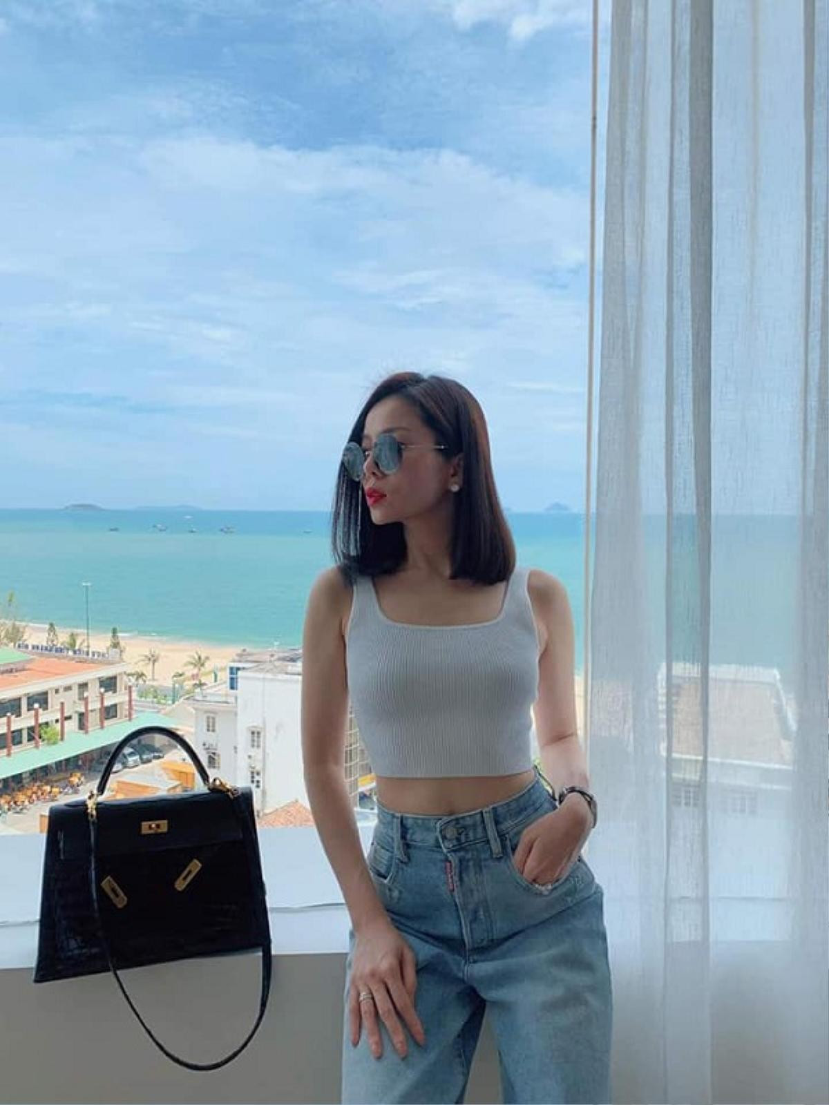 Lê Quyên U40 mà vẫn chất chơi với loạt streetstyle croptop đủ sắc màu Ảnh 1