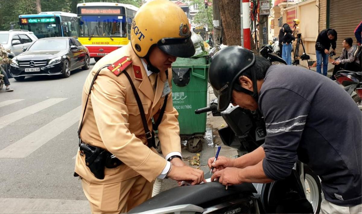 Uống 2 chén rượu cùng bạn, người đàn ông bị phạt 7 triệu đồng, tước bằng lái xe 23 tháng Ảnh 3