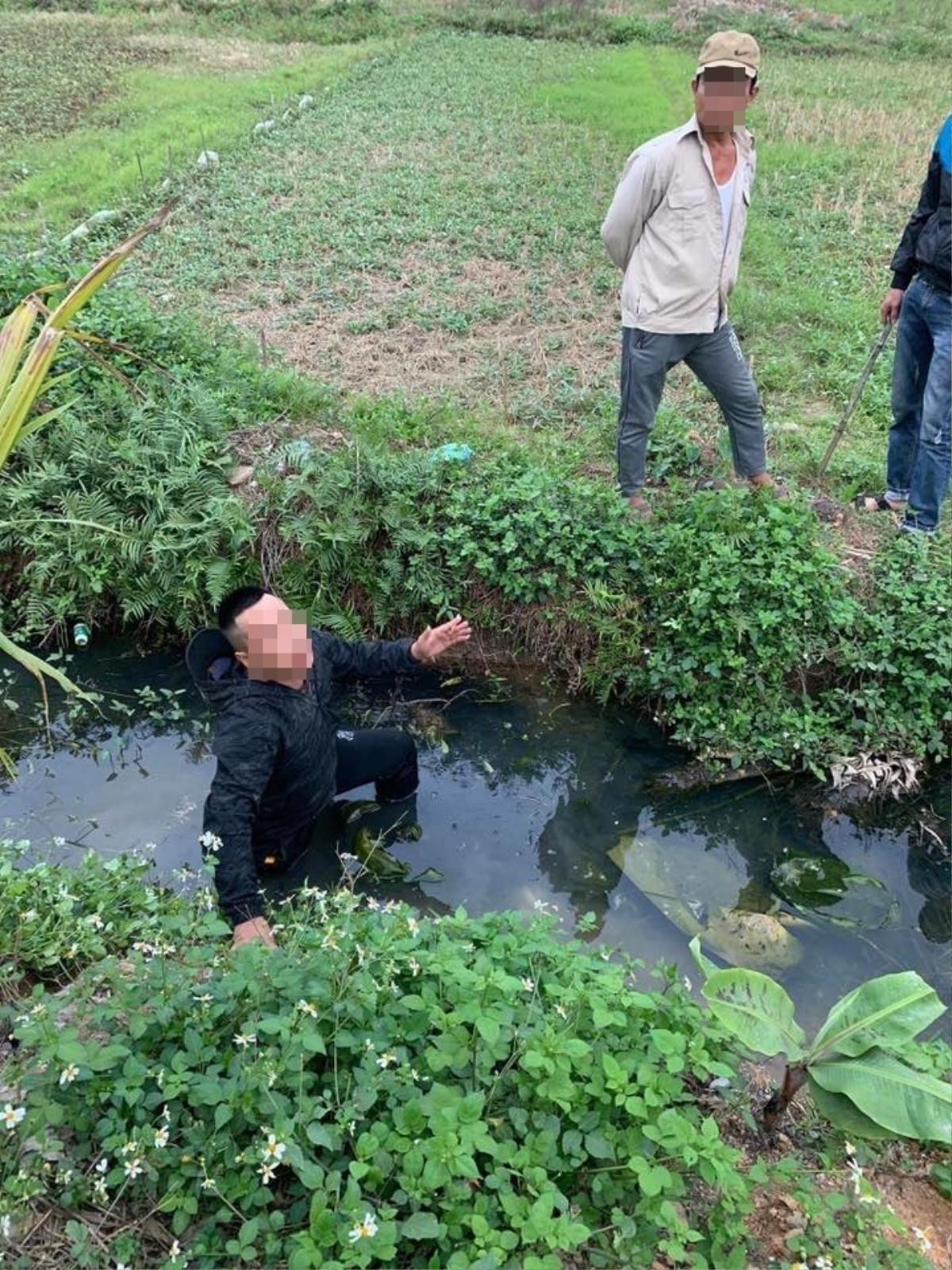 Công an triệu tập nam thanh niên nghi sàm sỡ phụ nữ đang đi trên đường, bị người dân đẩy xuống mương nước Ảnh 2