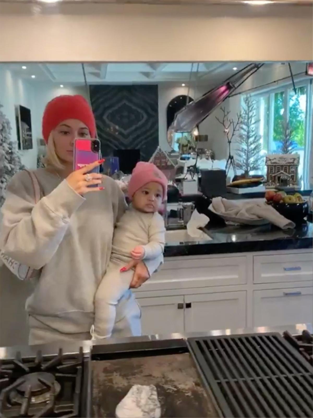 Không ai vượt mặt được mẹ con tỷ phú Kylie Jenner về tài diện đồ đôi 'độc nhất vô nhị' Ảnh 3