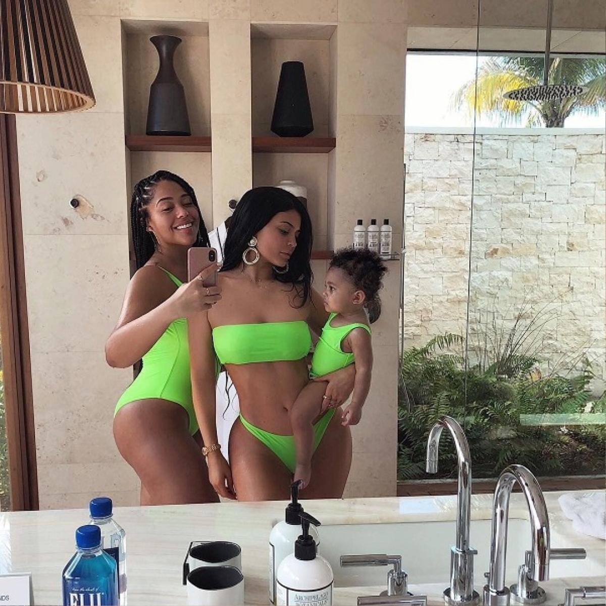 Không ai vượt mặt được mẹ con tỷ phú Kylie Jenner về tài diện đồ đôi 'độc nhất vô nhị' Ảnh 4