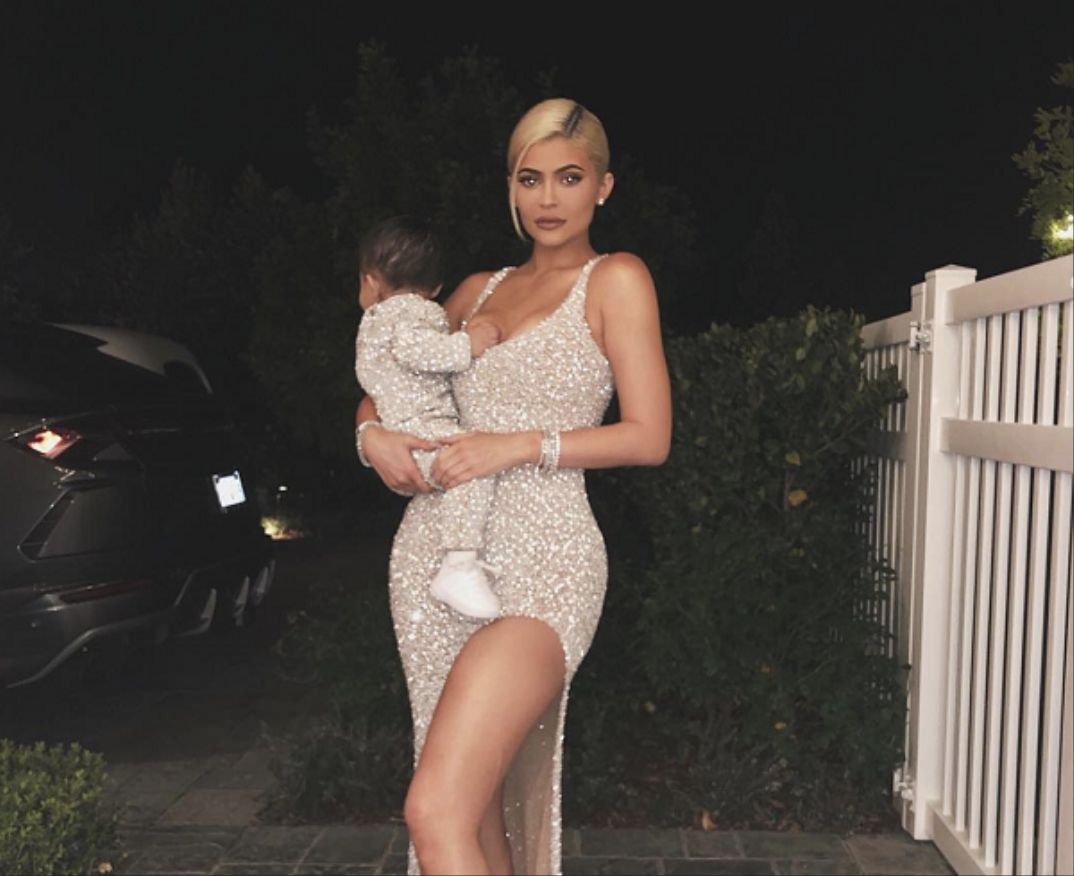 Không ai vượt mặt được mẹ con tỷ phú Kylie Jenner về tài diện đồ đôi 'độc nhất vô nhị' Ảnh 7