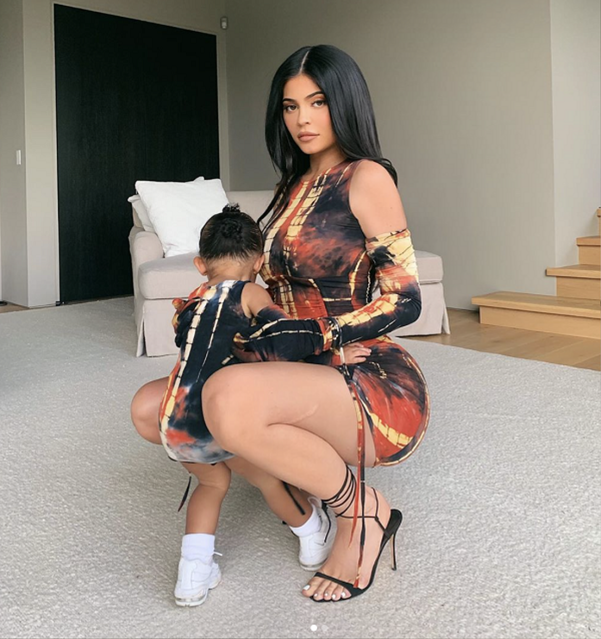 Không ai vượt mặt được mẹ con tỷ phú Kylie Jenner về tài diện đồ đôi 'độc nhất vô nhị' Ảnh 6