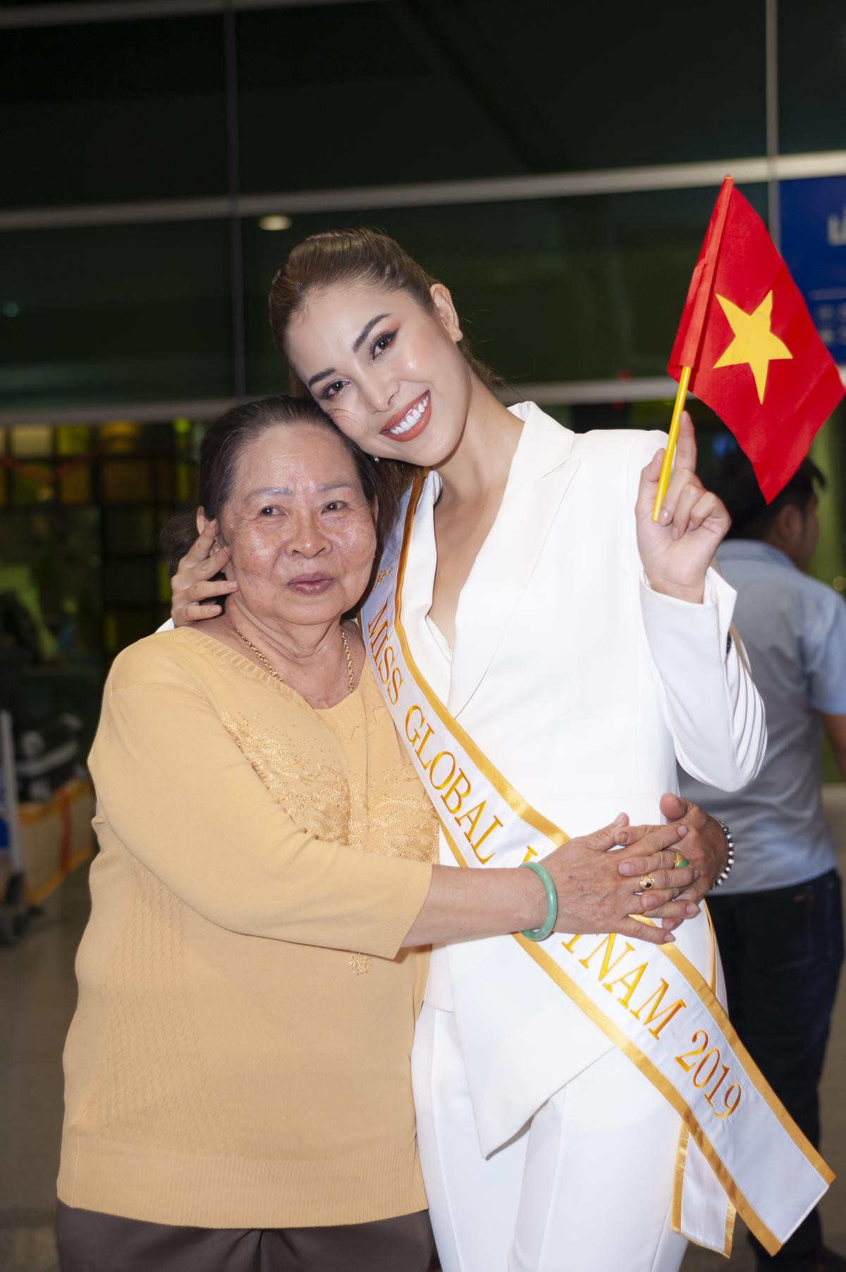 Bà ngoại, mẹ lên Sài Gòn tiễn Keva Nguyễn (Mỹ Duyên) lên đường thi Miss Global Ảnh 3