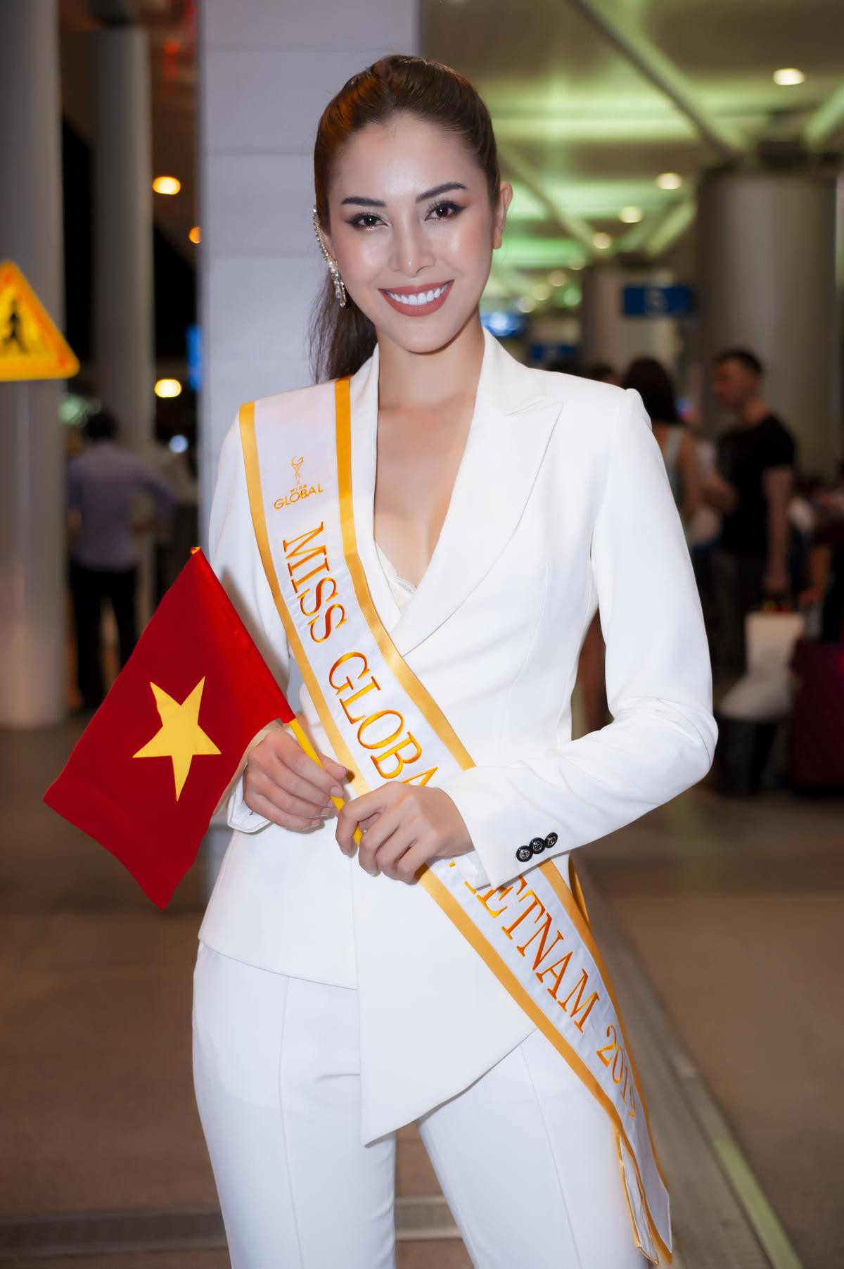 Bà ngoại, mẹ lên Sài Gòn tiễn Keva Nguyễn (Mỹ Duyên) lên đường thi Miss Global Ảnh 1