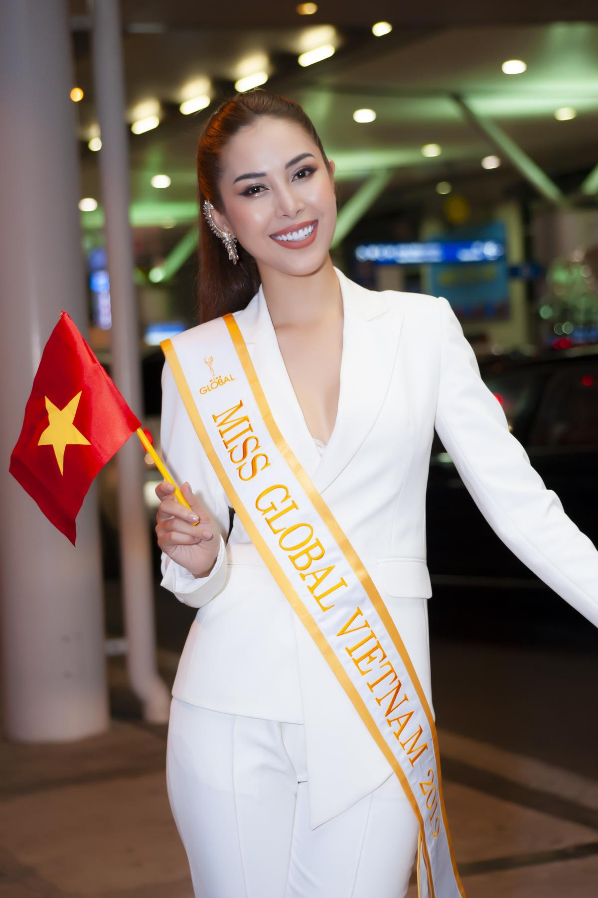 Bà ngoại, mẹ lên Sài Gòn tiễn Keva Nguyễn (Mỹ Duyên) lên đường thi Miss Global Ảnh 9