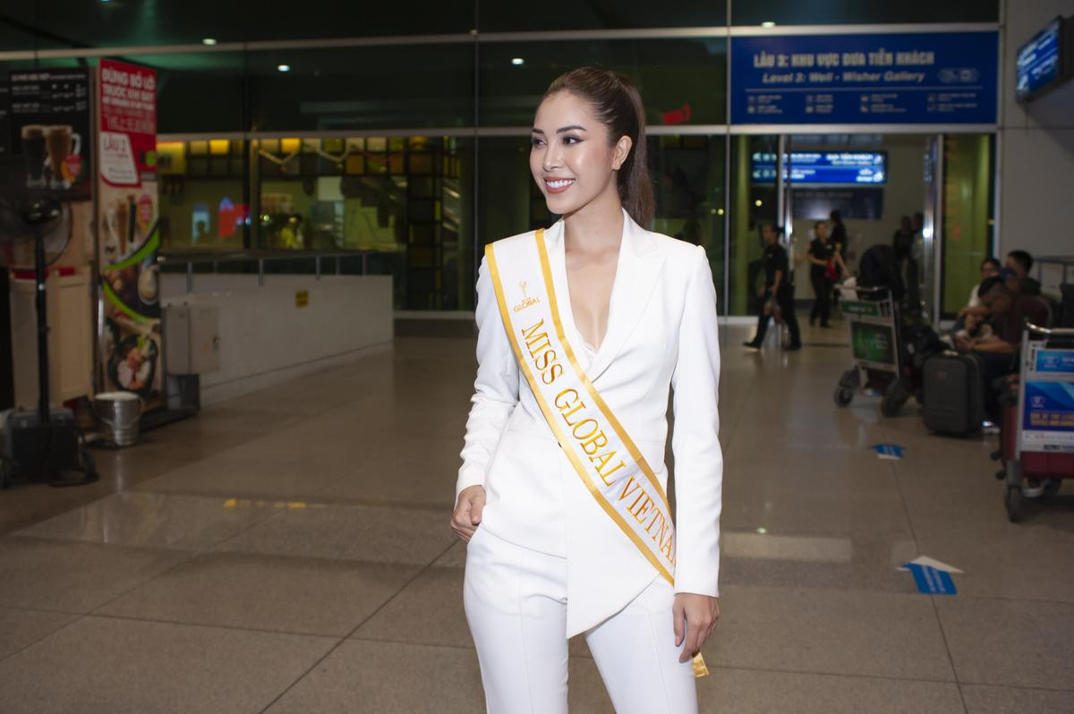 Bà ngoại, mẹ lên Sài Gòn tiễn Keva Nguyễn (Mỹ Duyên) lên đường thi Miss Global Ảnh 11