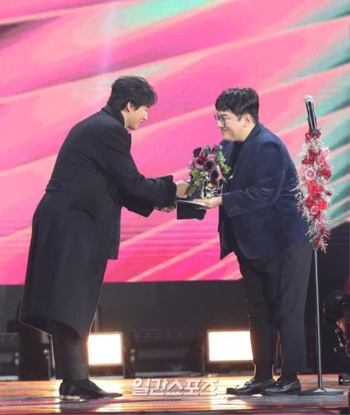 Kim So Hyun - Kim Nam Gil, Ahn Jae Hyun cùng loạt diễn viên trao giải tại 'Golden Disc Awards 2020' Ảnh 14