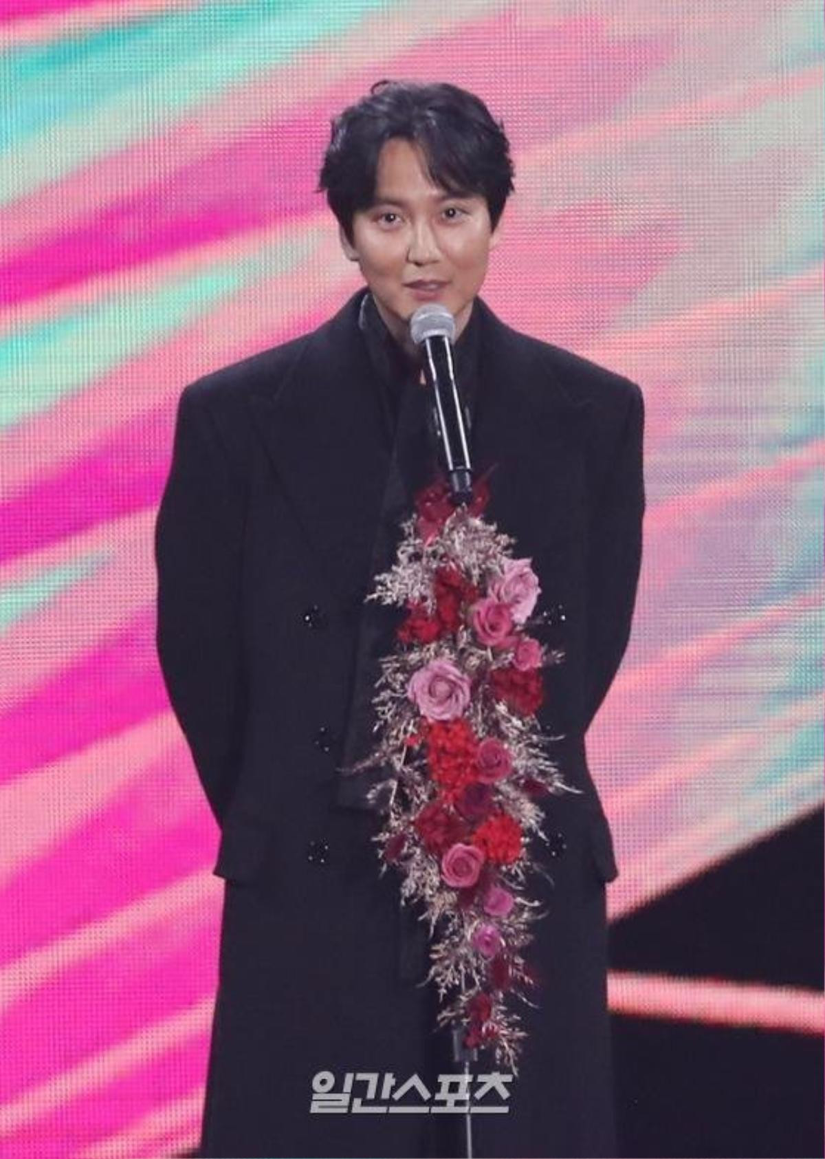 Kim So Hyun - Kim Nam Gil, Ahn Jae Hyun cùng loạt diễn viên trao giải tại 'Golden Disc Awards 2020' Ảnh 11