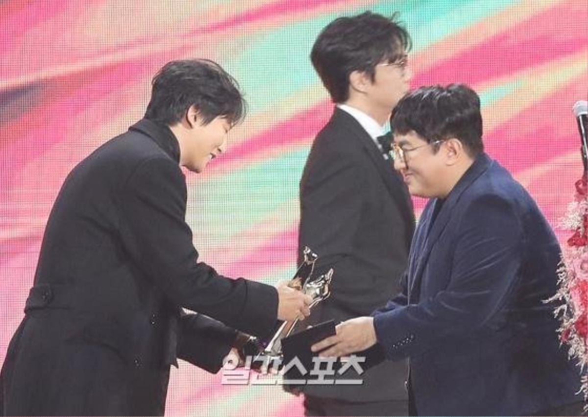 Kim So Hyun - Kim Nam Gil, Ahn Jae Hyun cùng loạt diễn viên trao giải tại 'Golden Disc Awards 2020' Ảnh 13