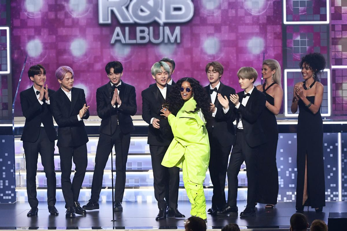 Nữ ca sĩ được BTS trao giải Grammy H.E.R thả thính' hợp tác, một siêu phẩm âm nhạc sắp xuất hiện? Ảnh 1