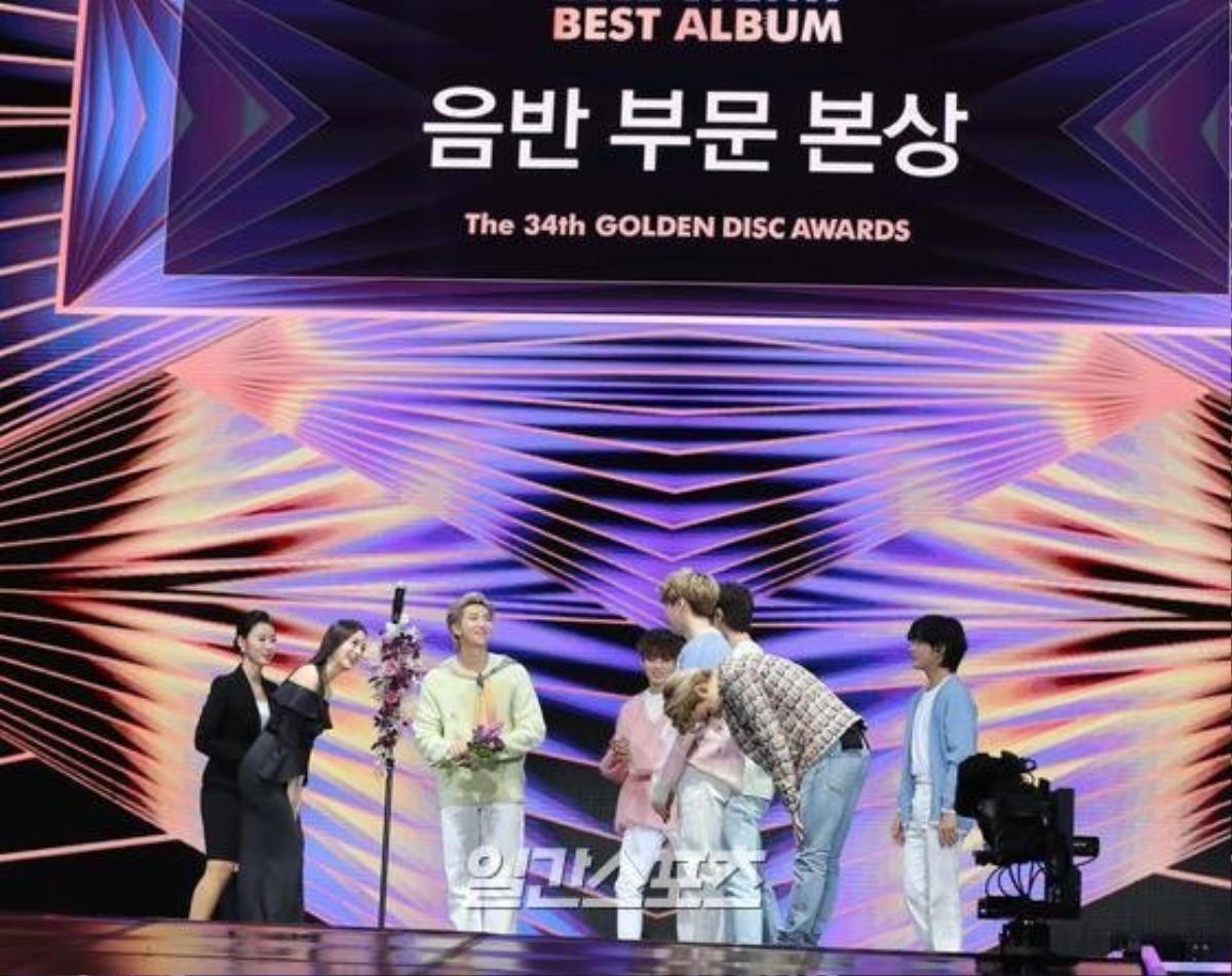 Sân khấu trao giải 'Golden Disc Awards 2020': Kim Tae Hee kém sắc, Han Ye Seul xỏ mũi, tài tử Jung Woo Sung áp đảo sao trẻ Ảnh 46