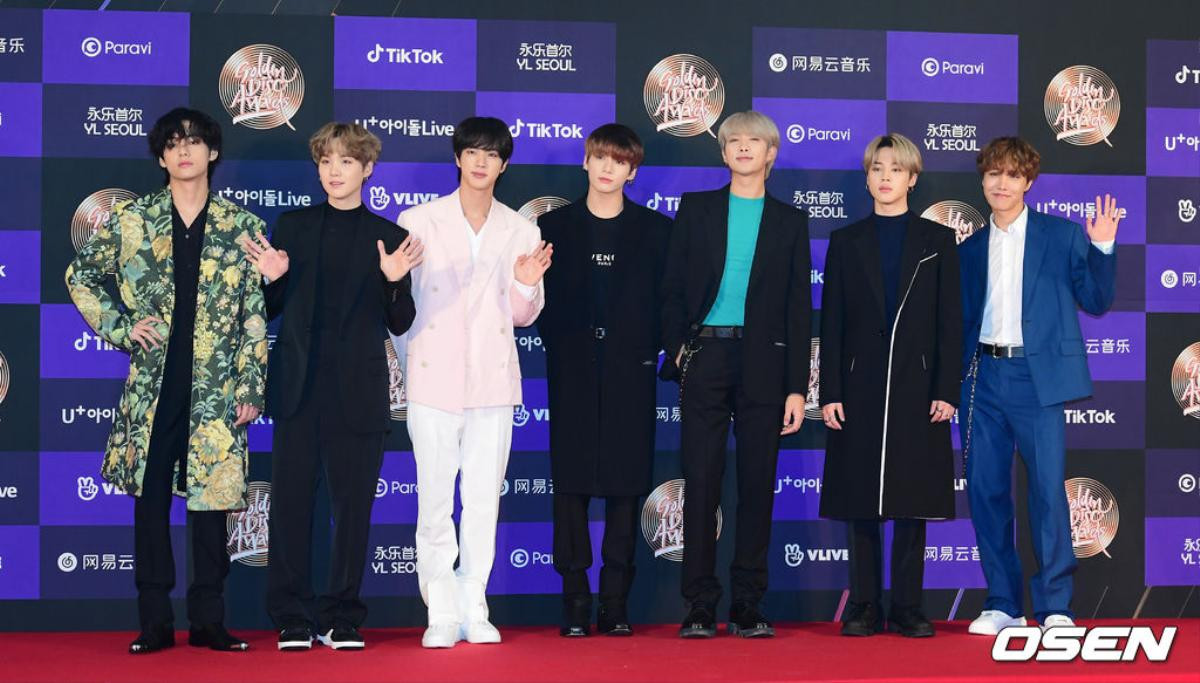 V (BTS) ngã trên thảm đỏ 'Golden Disc Awards 2020' nhưng Jin 'ngượng tím người' vì hành động này Ảnh 1