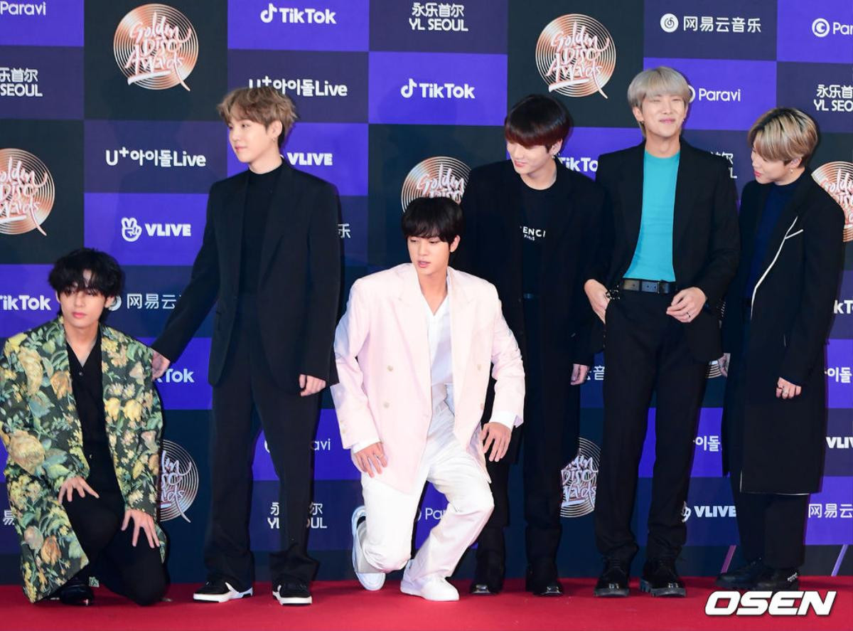 V (BTS) ngã trên thảm đỏ 'Golden Disc Awards 2020' nhưng Jin 'ngượng tím người' vì hành động này Ảnh 5