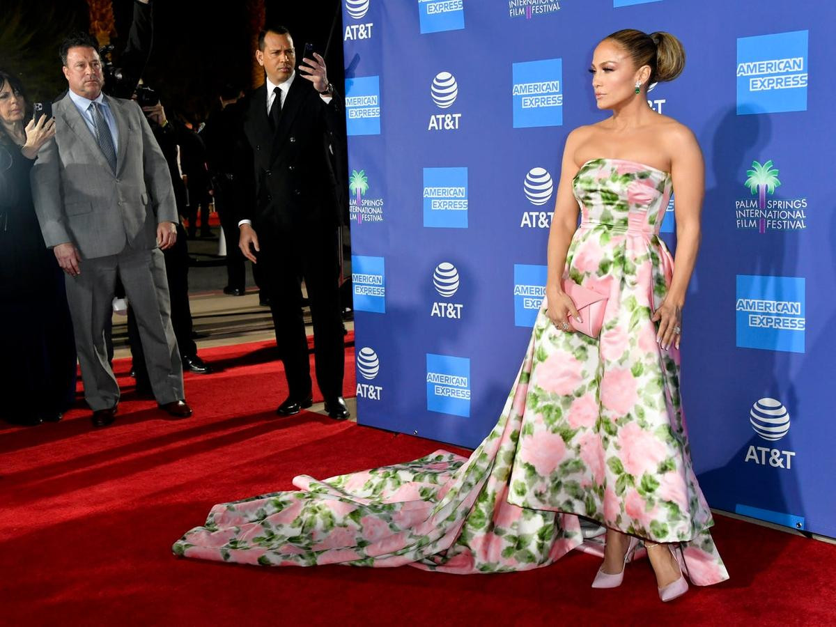 Jennifer Lopez thỏa sức tạo dáng trên thảm đỏ, hôn phu Alex Rodriguez đứng bên cánh gà cầm điện thoại làm ‘phó nháy’ Ảnh 1