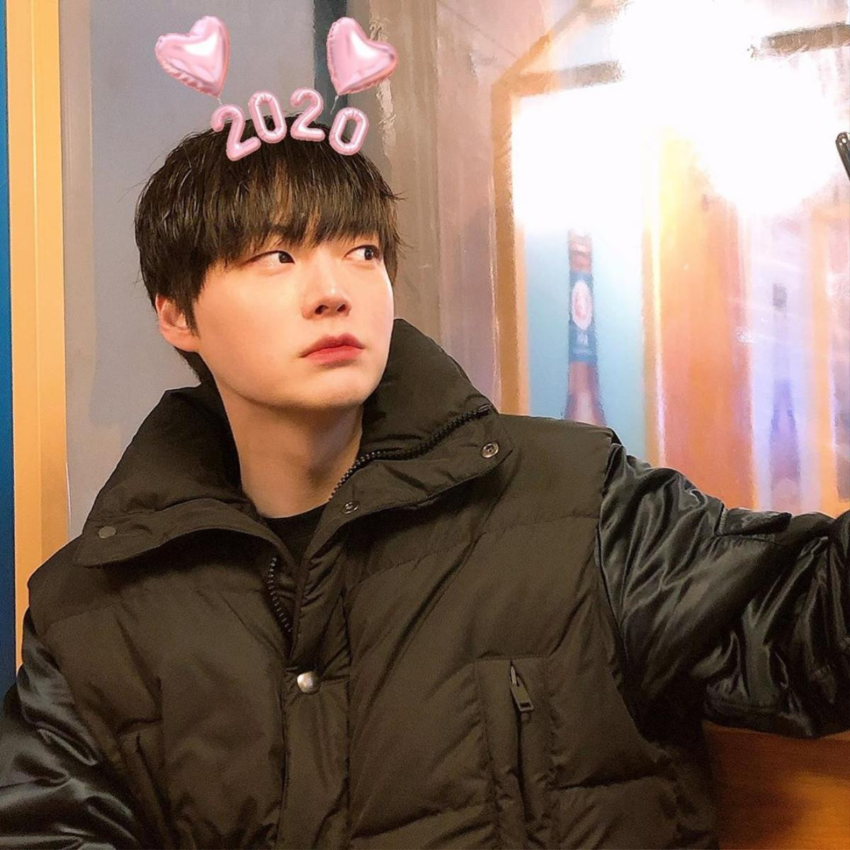 Ahn Jae Hyun nhuộm tóc vàng, xỏ khuyên tai hoàn toàn 'lột xác' sau 5 tháng vướng ồn ào ly hôn Ảnh 3