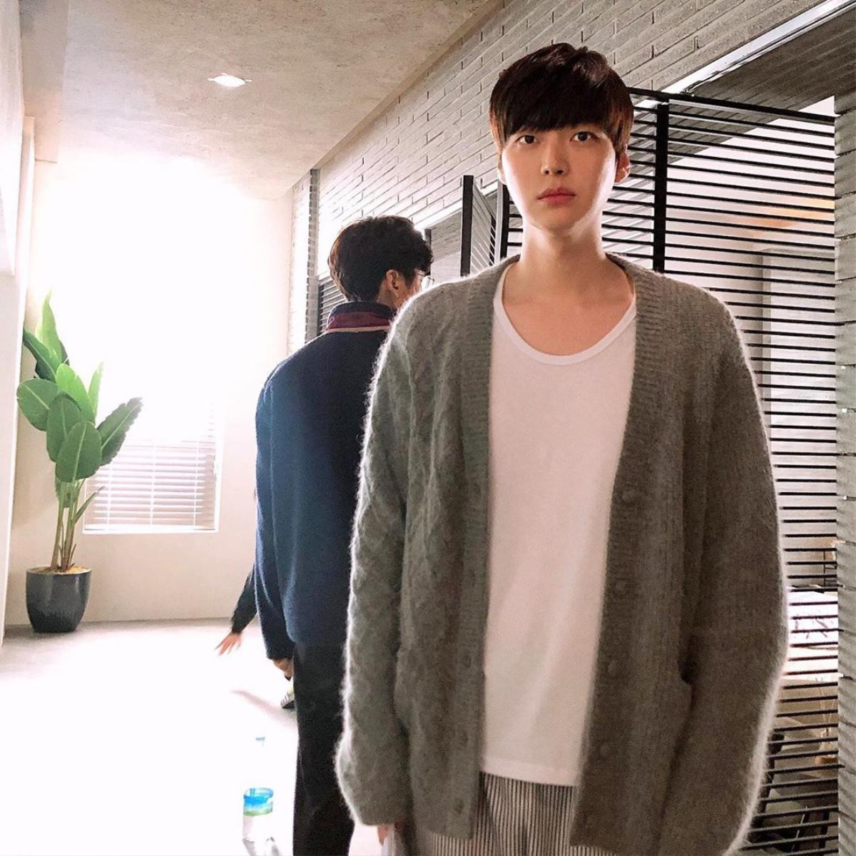 Ahn Jae Hyun nhuộm tóc vàng, xỏ khuyên tai hoàn toàn 'lột xác' sau 5 tháng vướng ồn ào ly hôn Ảnh 4