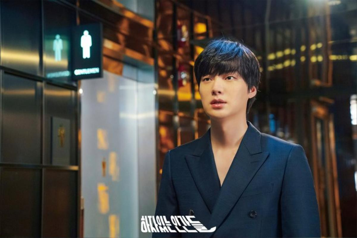 Ahn Jae Hyun nhuộm tóc vàng, xỏ khuyên tai hoàn toàn 'lột xác' sau 5 tháng vướng ồn ào ly hôn Ảnh 7