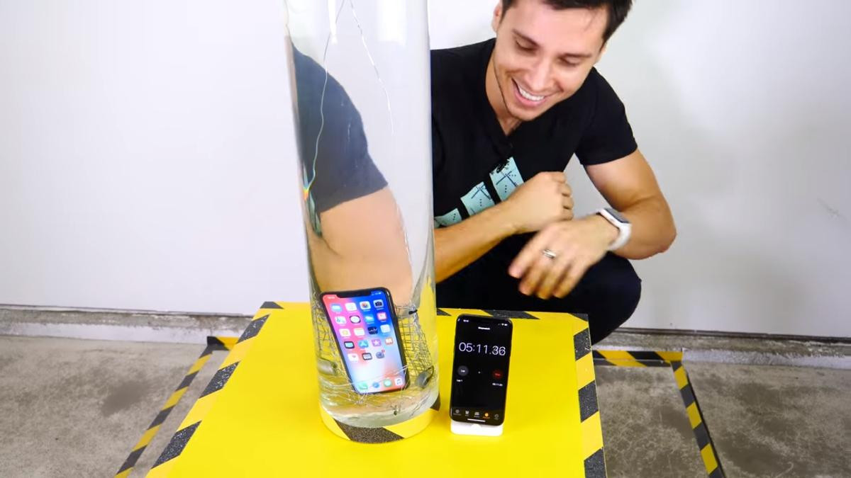 Thả rơi iPhone 11 Pro, Galaxy Note10 và Mate 30 từ độ cao hơn 10m: Flagship của Apple, Samsung hay Huawei sẽ là người chiến thắng? Ảnh 1